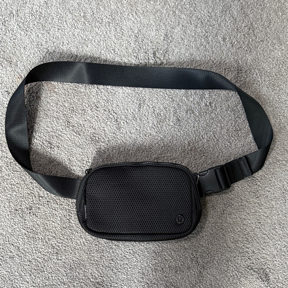 NWT Lululemon Knit Mesh Belt Bag